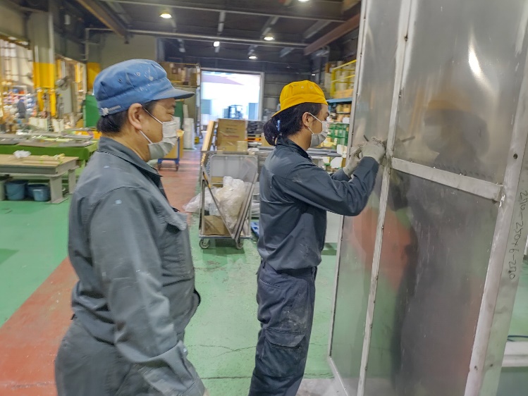 先輩社員から指示を受けながら作業するベトナム出身のアルバイトスタッフ