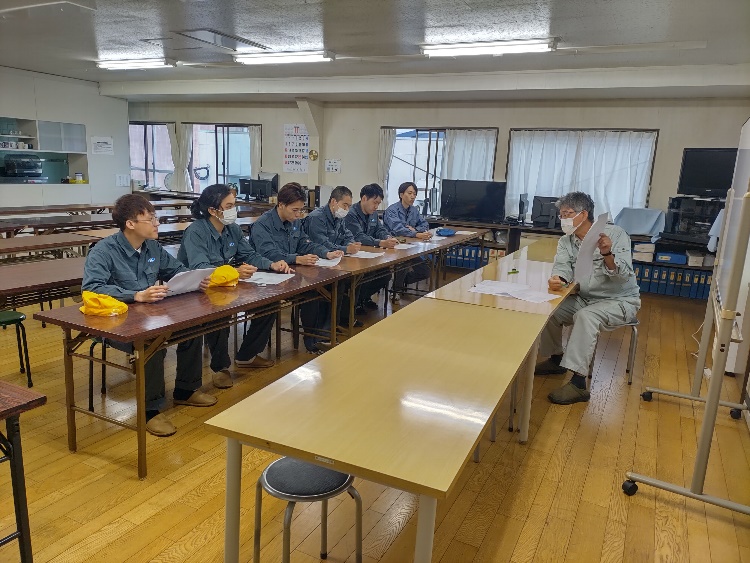 会議室で行われたニッシン工業の新人向け勉強会(座学)の様子