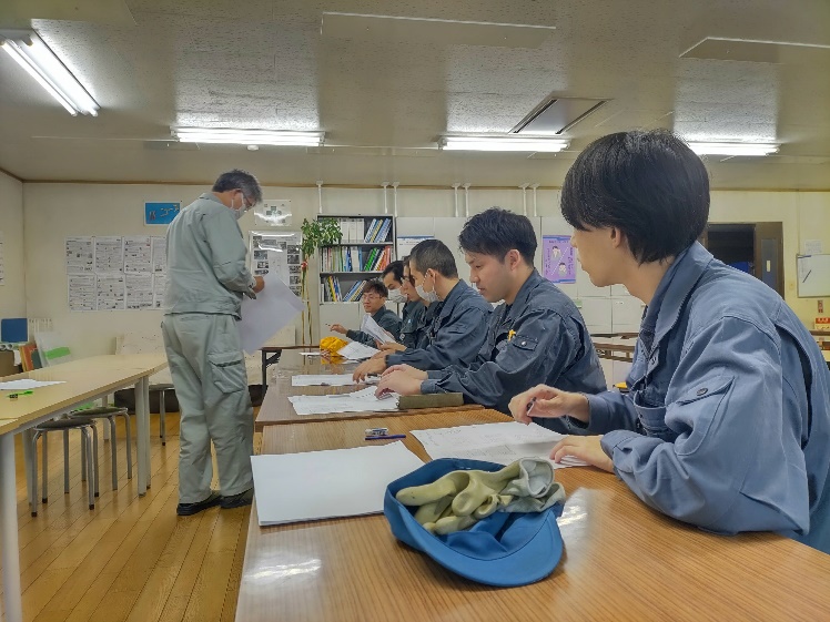 図面の理解度を測るテストに取り組む若手社員