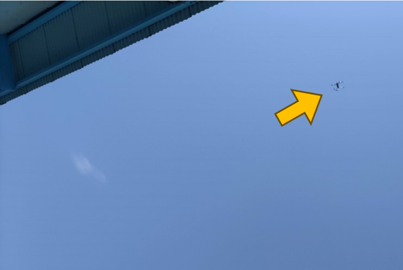 上空へ飛び立つドローン