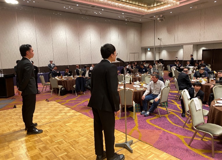 安全大会で安全への取り組みを発表するニッシン工業の若手社員