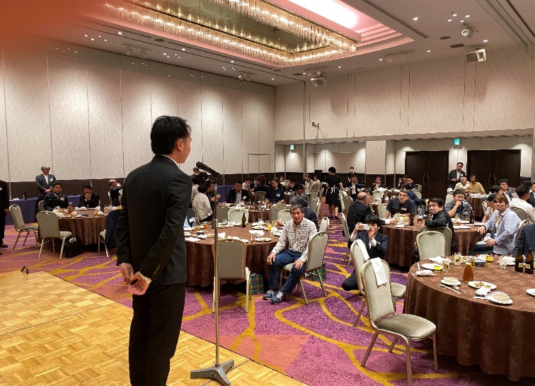 大勢の参加者の前で堂々と発表するニッシン工業の社員