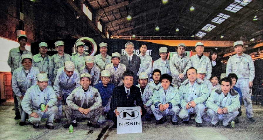 2005年頃のニッシン冷熱相模原工場の集合写真(アマダ製タレットパンチプレス導入時)