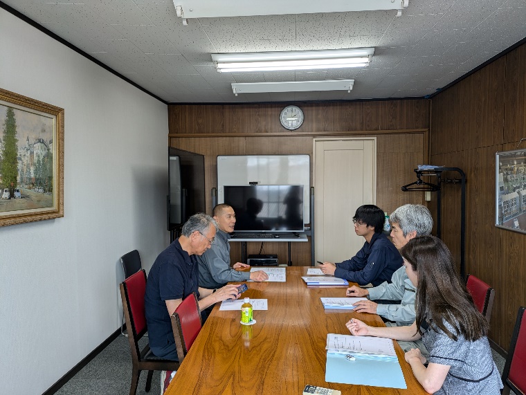 安全衛生委員会で産業医と打合せをする様子