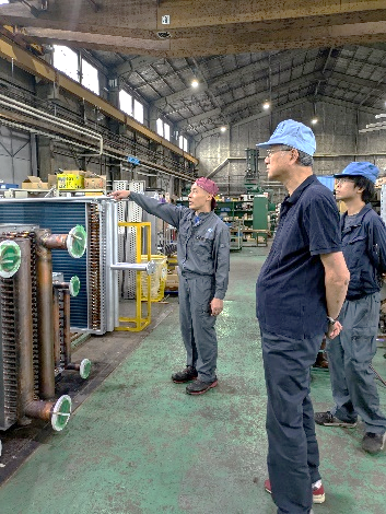 工場内で安全パトロールを実施する様子