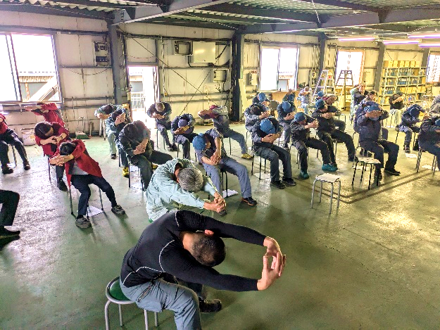 出張運動教室でインストラクターの説明を受ける社員の様子
