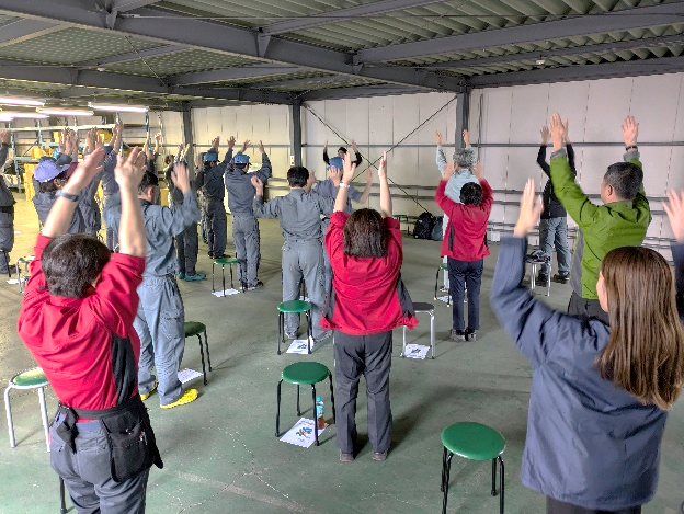 ペアになってストレッチに取り組む社員の様子