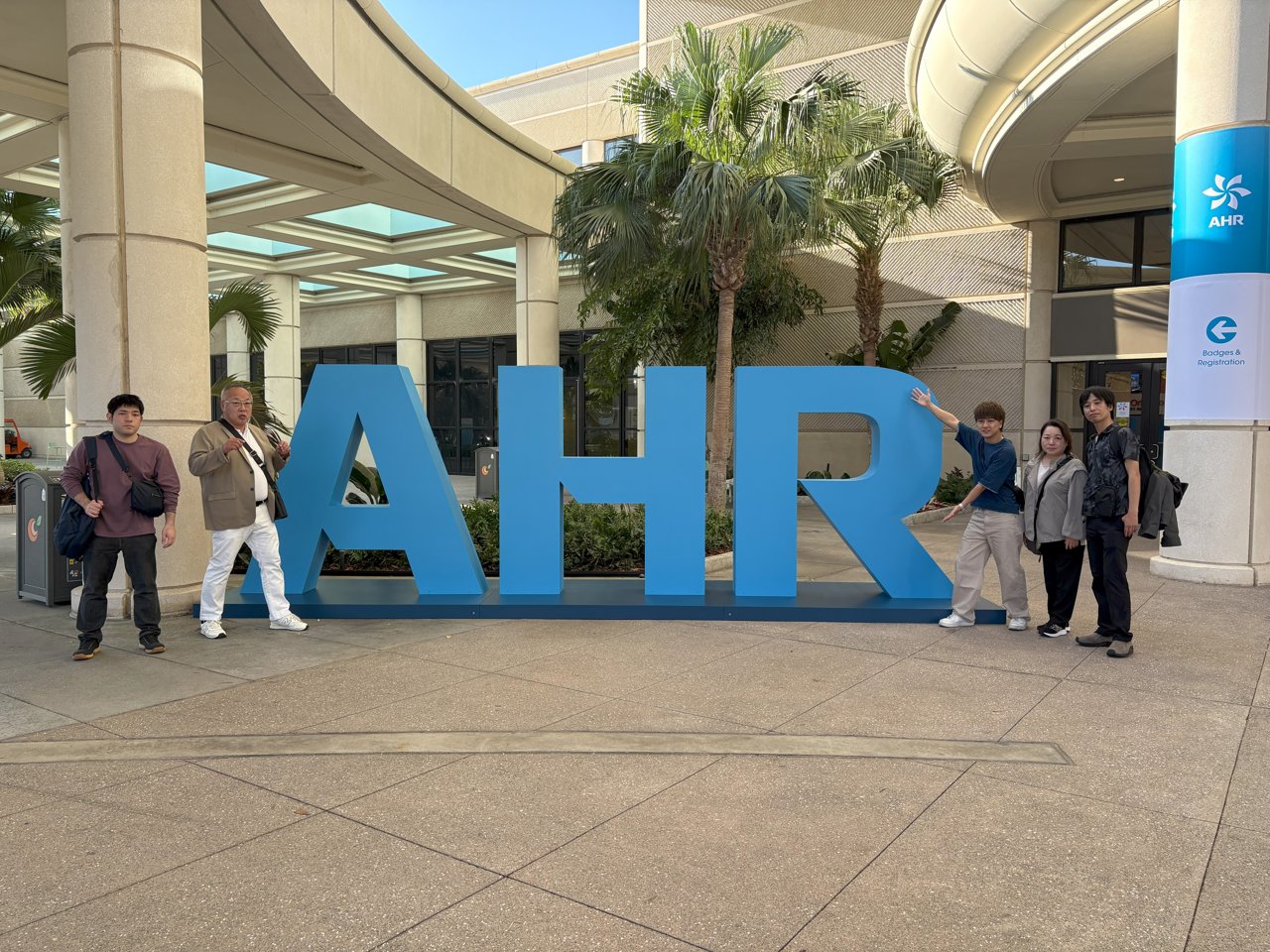 AHR EXPO ORLANDO 会場前モニュメントでの記念撮影