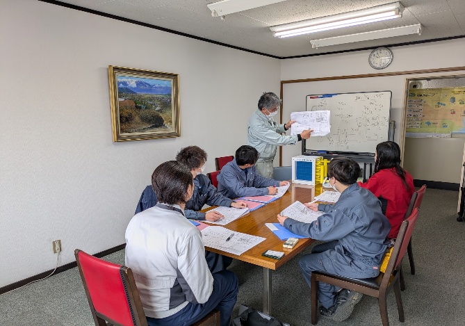 お取引先様と新入社員を対象とした勉強会の様子